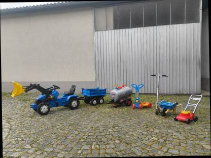 Trettraktor und Spielzeug