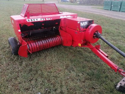 Bild 2:Kleinballenpresse Massey Ferguson 124