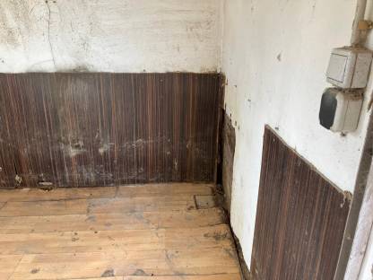 Bild 4:Baucontainer aus Blech - Hühnerstall, innen leer