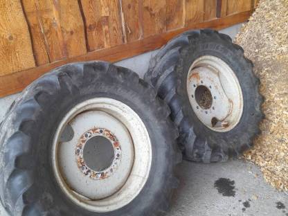 Reifen 440/65/24 mit Felge