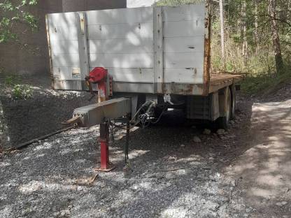 Plateauanhänger Ballentransport