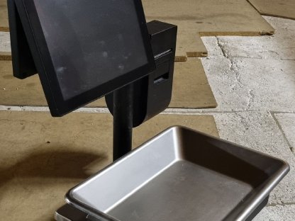 Bild 2:Waagen und Registrierkasse