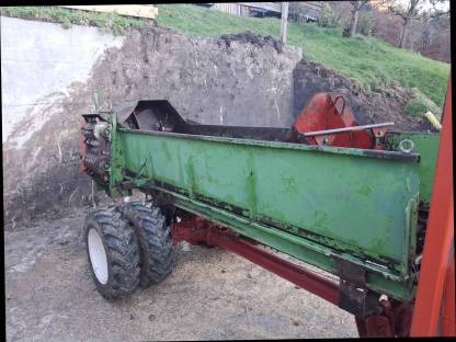 Bild 2:Miststreuer für Aebi Schlepper