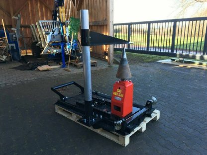 Bild 3:Kegelspalter mit Konsole für Rückewagen 800-1.100 cm