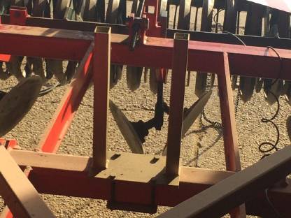 Bild 2:Halterung Zwischenfruchtstreuer