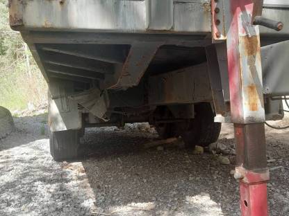 Bild 2:Plateauanhänger Ballentransport