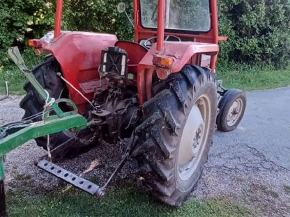 Bild 5:Massey Ferguson MF 135 Super mit Anhänger