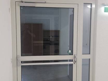 Bild 6:Aluminiumtür mit Oberlicht