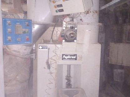 Bild 2:Verschiedene Geräte zur Getreidevermahlung, Mischfuttererzeugung