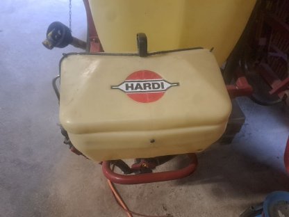 Bild 4:Hardi Feldspritze 12 m Parallelogramm und Höhenverstellung
