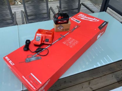 Milwaukee Akku Motorsense mit Akku und Ladegerät Neu
