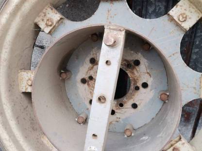 Bild 2:Zwillingsreifen 12.4/11-36