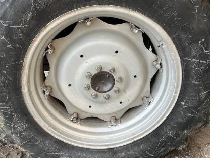 Bild 2:Traktorreifen mit Felge