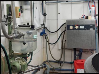 Bild 3:Rohrmelkanlage und Milchtank