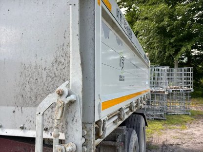 Bild 5:Schmitz ZKD 18 Dreiseitenkipper Erdmulde Erdkipper