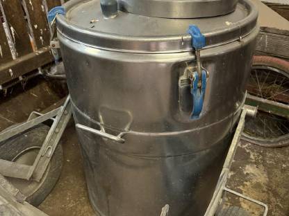 Bild 3:Milchkühler mit 150 l Tank Westfalia Separator WET 50