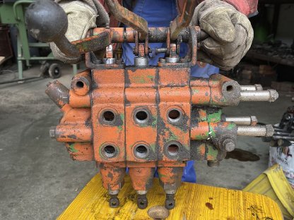Bild 3:Forstanhänger/Rückewagen Hydraulikventile HIAB