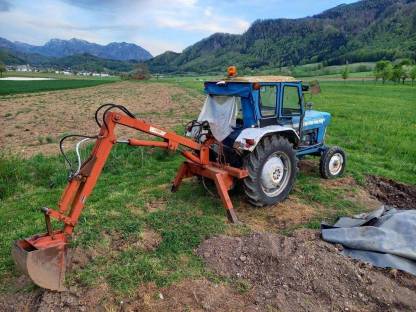 Oldtimer Traktor Ford SUPER DEXTA 3000-8 mit Heckbagger