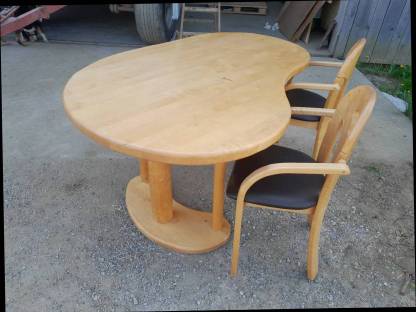 Massivholztisch + 2 Stühle