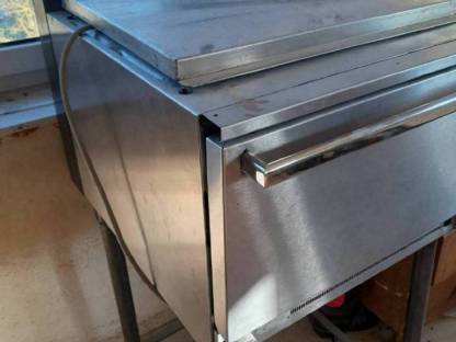 Bild 3:Knetmaschine und Backofen