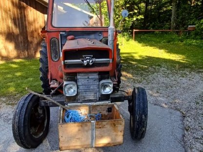 Bild 4:Massey Ferguson MF 135 Super mit Anhänger