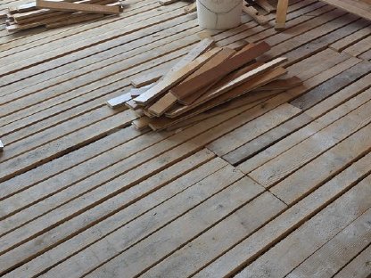 Bild 3:Natur Eichenholzboden, Brennholz Unterkonstruktion