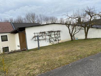 Verpachtung: Uneinsichtiger, gr., gepflegter Hof m. Gebäuden