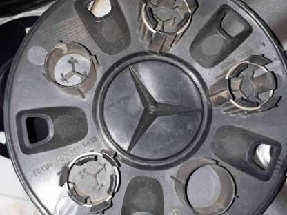 Bild 3:Stahlfelgen und Zierkappen Mercedes-Benz