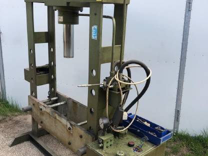 Bild 3:100 t Werkstattpresse
