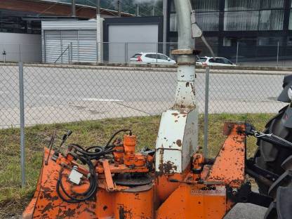 Holzhacker mit hydraulischem Einzug
