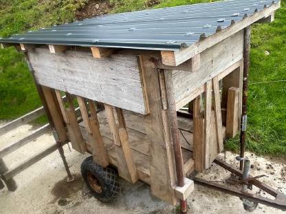 Bild 2:Heuraufe, Futterraufe