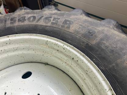 Bild 2:Michelin Multibib 440/65R28 540/65R38 mit Felge zu Steyr