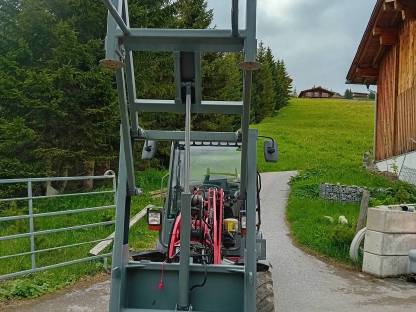 Bild 4:Ballenstapelgerät mit Weidemann Aufnahme