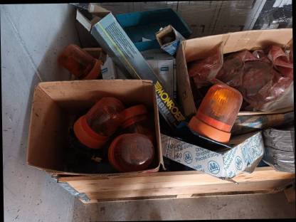 Bild 2:Neue LKW-Ersatzteile