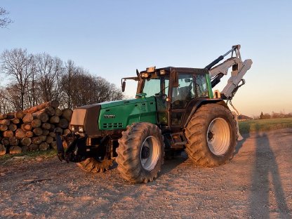 Forstschlepper Valtra 8550