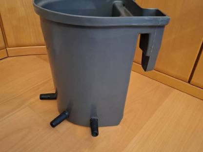 Bild 3:Tränkekübel mit 5 Nuckeln