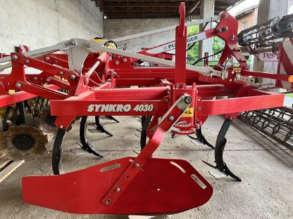 Bild 2:Pöttinger Grubber SYNKRO 4030
