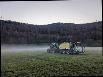 Bild 2:Rundballen Pressen, Wickeln, Messer, Mantelfolie