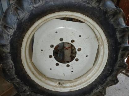 Bild 3:BKT 12.4 R28 Kompletträder