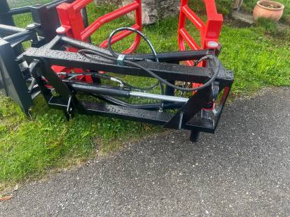 Bild 2:Rundballenzange