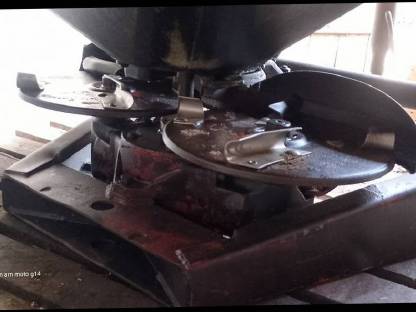 Bild 3:Rauch Komet Düngerstreuer