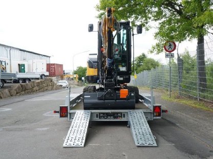 Bild 6:Minibagger Sany SY26U + Anhänger