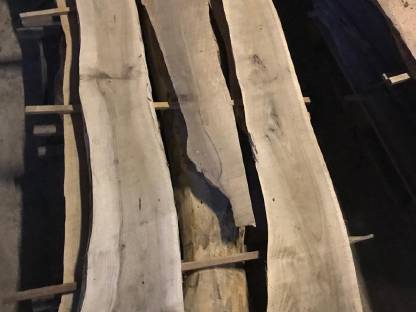 Bild 2:Pfosten, Bretter aus Nuss, Walnussholz