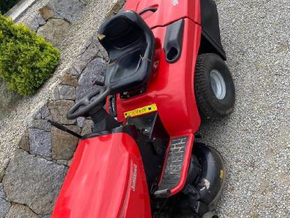 Bild 2:Jonsered Rasenmähertraktor