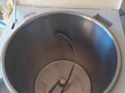 Bild 2:Knetmaschine und Backofen