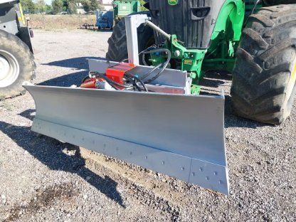 Bild 2:Erdbohrer Planierschild Aktion, neu