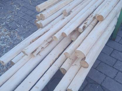 Frisch geschälte Holzpflöcke