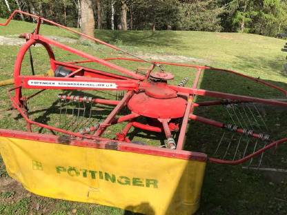 Bild 2:Pöttinger Schwadkreisel 270