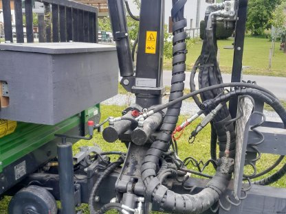 Bild 2:3-Seiten-Kipper Forstanhänger mit Kran