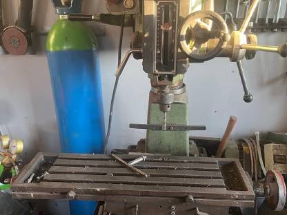 Ständerbohrmaschine mit Frästisch